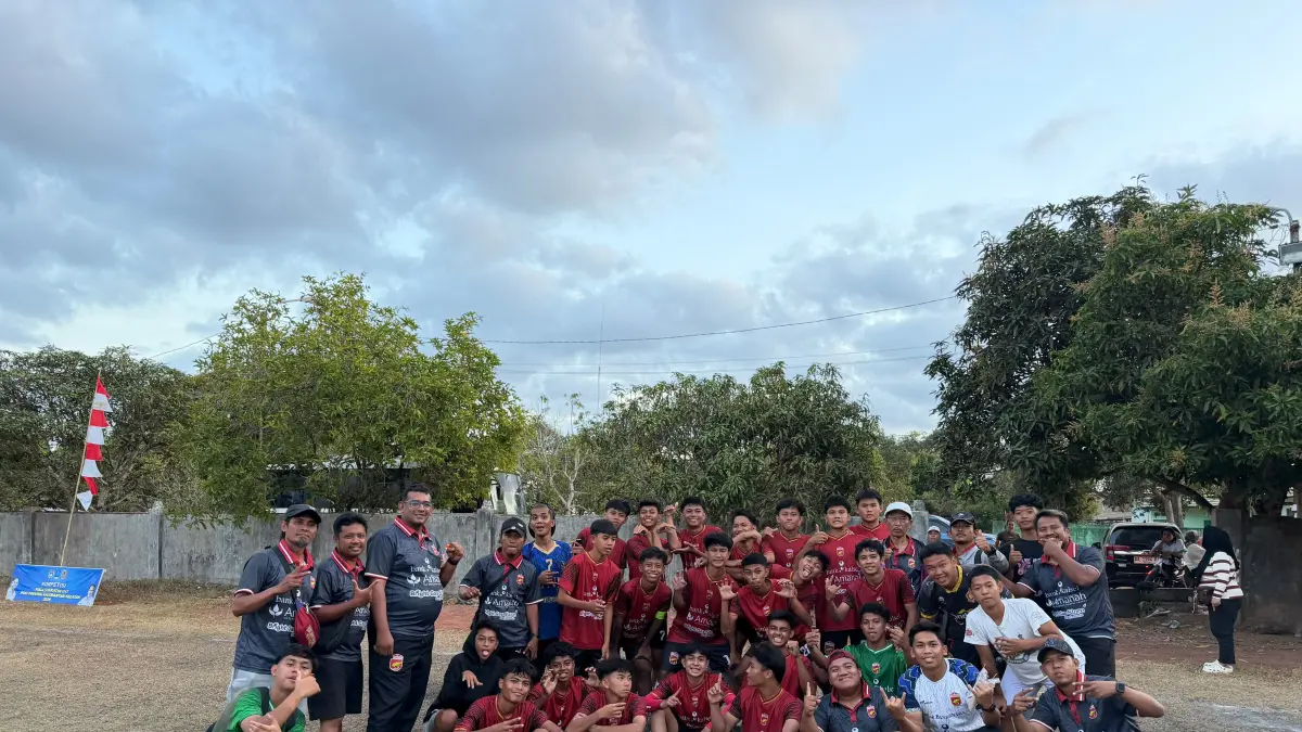MERAYAKAN: Para pemain dan ofisial Peseban Banjarmasin merayakan kemenangan 1-0 atas Gasib Barabai U17 di babak perempat final Piala Soeratin U17 Kalimantan Selatan 2026 di Lapangan Basis Kintap, Kabupaten Tanah Laut, Minggu (16/8/2026). (M Idris Jian Sidik)