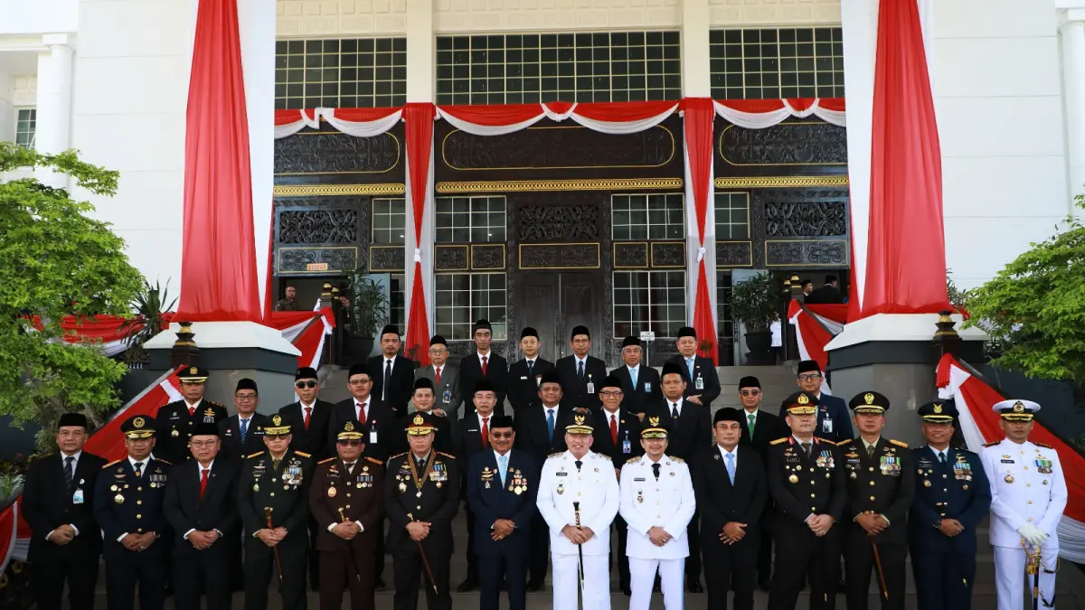ABADIKAN MOMEN: Gubernur dan Wakil Gubernur Kalsel, H Muhidin dan Hasnuryadi Sulaiman berfoto bersama jajaran Kepala Kantor Kementerian di Kalsel, termasuk Kepala Kanwil Kemenkum Kalsel, Alex Cosmas Pinem.