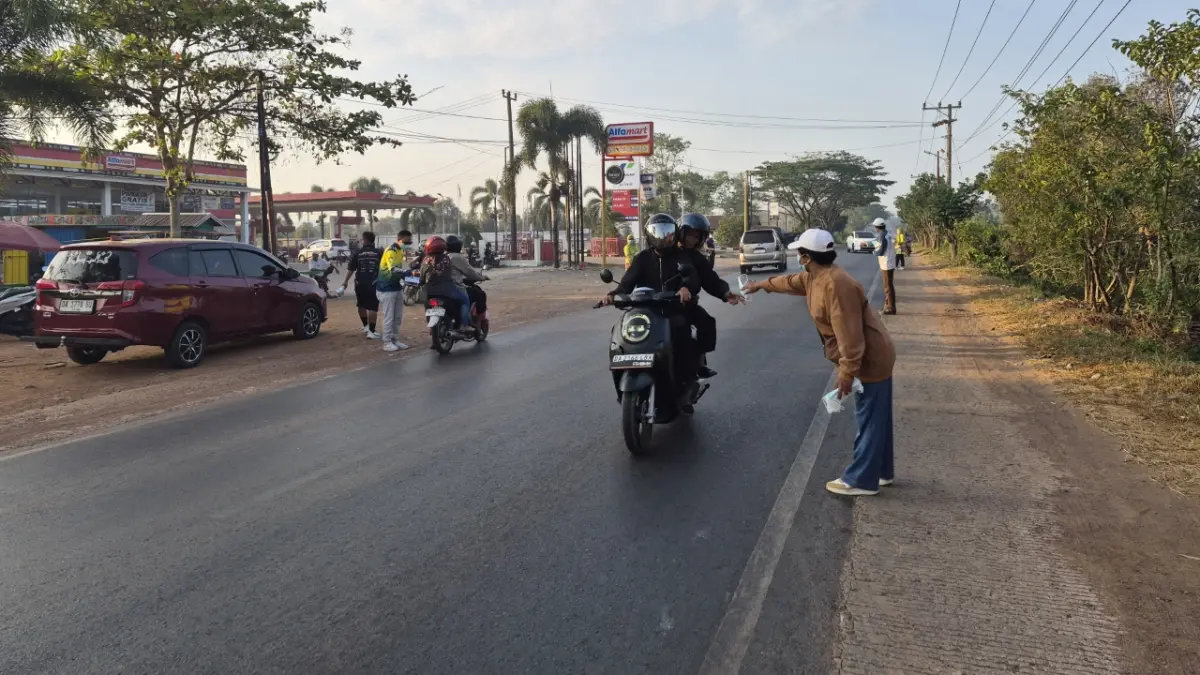 AKSI SOSIAL : Kegiatan bagi-bagi masker kepada pengguna jalan yang diprakarsai oleh MPAI My Darling pada Sabtu (15/8). | Foto : Khaidir untuk Radar Banjarmasin