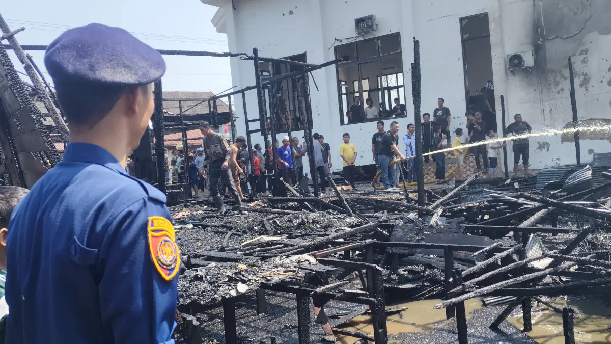 Dua rumah di Desa Sungai Baring, Kecamatan Amuntai Tengah, HSU, hangus terbakar, Senin (17/8/2026). (Damkar HSU)&nbsp;