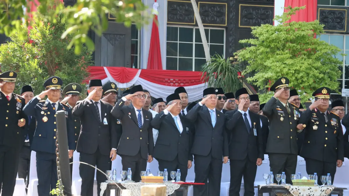 HORMAT: Kepala Kanwil Kemenkum Kalsel, Alex Cosmas Pinem (empat dari kiri) menghadiri upacara peringatan HUT Kemerdekaan RI ke-81 di Kantor Gubernur Kalsel di Banjarbaru, Senin (17/8/2026).(Foto-foto: Humas Kanwil Kemenkum Kalsel) 