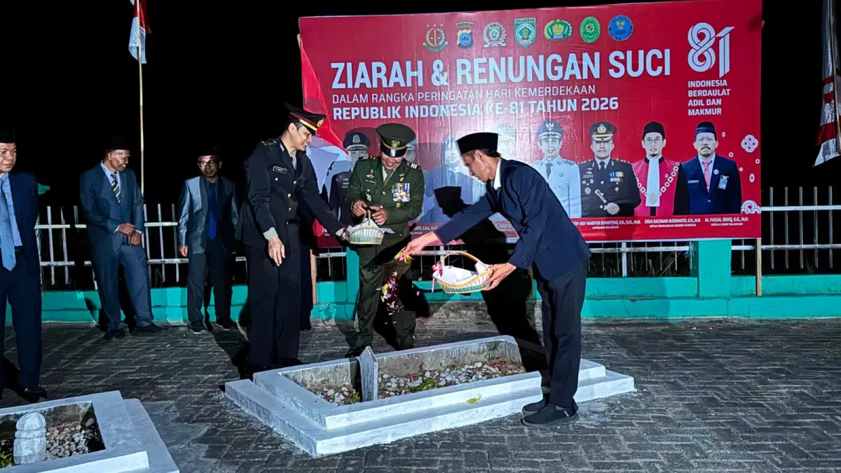 Jajaran aparatur Pemerintah Kabupaten Balangan saat melangsungkan renungan suci dan penghormatan di Makam Pahlawan Desa Teluk Bayur, Kecamatan Juai pada Sabtu malam. (M Dirga/ Radar Banjarmasin)
