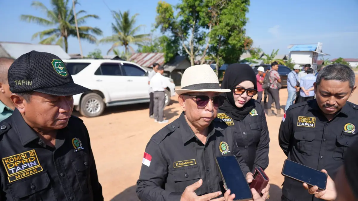 KABAR DUKA: Almarhum H Rajudin Noor yang merupakan Ketua Komisi III DPRD Tapin saat diwawancarai awak media Kabupaten Tapin beberapa waktu lalu. (Foto: Rasidi Fadli)