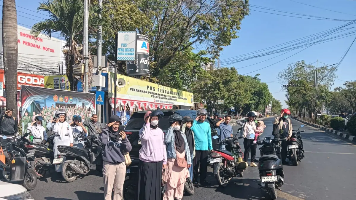 KHIDMAT: Pengendara menghentikan kendaraannya dan mengikuti detik-detik Proklamasi di kawasan lampu merah KM 6 Banjarmasin. (Humas Polresta Banjarmasin)