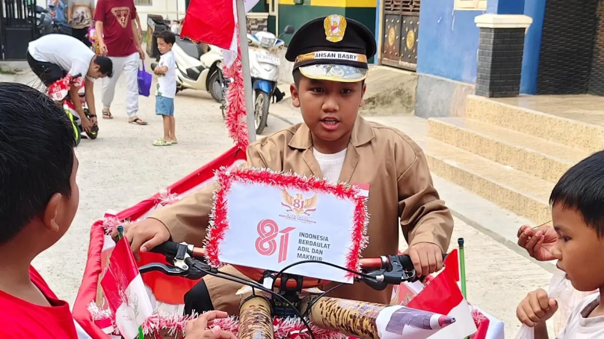 KREASI: Anak-anak peserta lomba sepeda hias menampilkan kreasi kapal perang, Garuda, hingga gerobak jamu dalam perayaan HUT ke-81 RI di Kompleks CPS Dua Amuntai, HSU. (Foto: M. Akbar)
