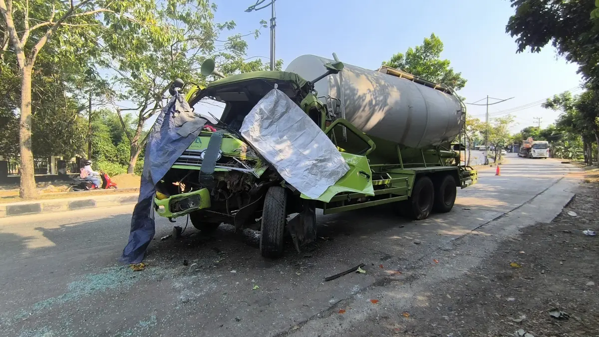LAKALANTAS: Kondisi bagian depan truk kapsul pengangkut semen yang mengalami kerusakan usai insiden rem blong dan menabrak kendaraan parkir di Jalan Nasional A Yani, Paringin, Minggu (16/8) malam. (M Dirga/ Radar Banjarmasin)
