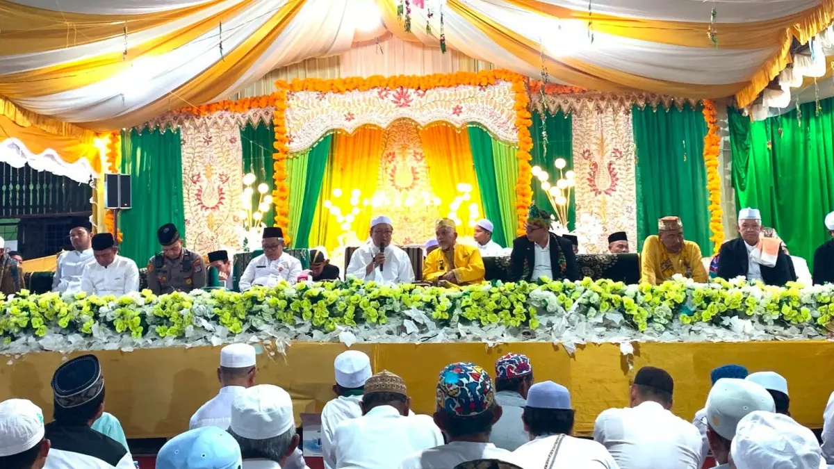 MENGENANG JASA: Peringatan Haul Agung Sultan Suriansyah ke-500 di Kompleks Makam Sultan Suriansyah di Jalan Kuin Utara, Banjarmasin Utara, Sabtu (15/8) malam. (Foto: Nurhidayat/Radar Banjarmasin)