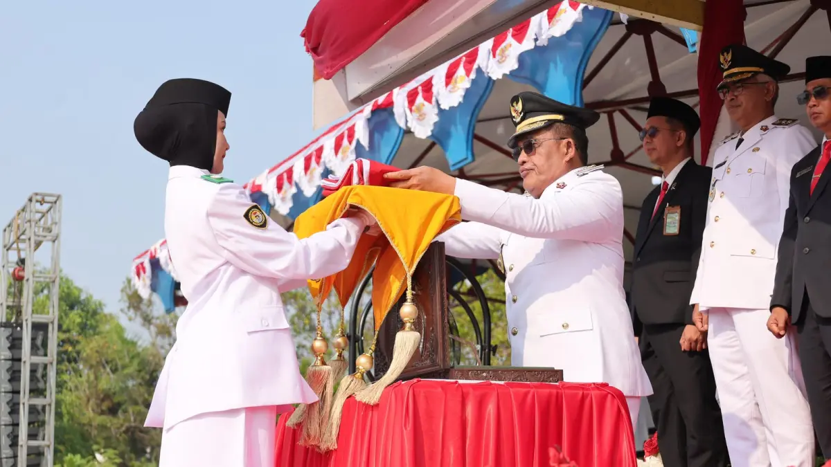 MOMEN: Bupati kabupaten HSU, H Sahrujani bertindak sebagai Inspektur Upacara saat pengibaran Bendera Merah Putih dalam rangka memperingati HUT ke-81 Kemerdekaan Republik Indonesia di Kabupaten HSU, Senin (17/8/2026). (Foto: Pemkab HSU)