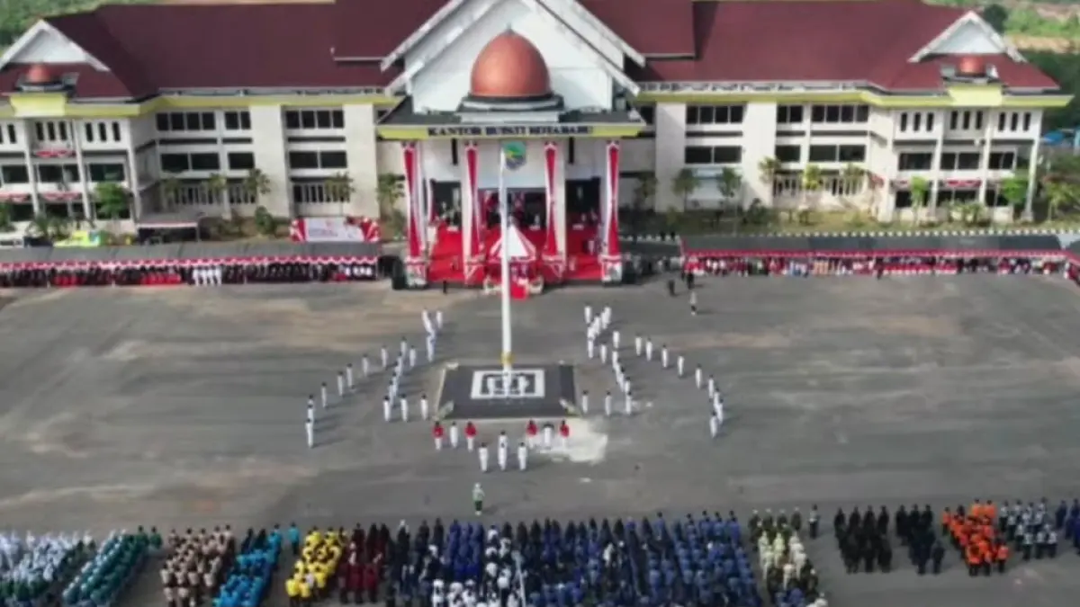 Potret formasi Sayap Garuda saat Pengibaran Bendera Merah Putih oleh Paskibraka di Halaman Kantor Bupati Kotabaru, Sebelimbingan.&nbsp;
(RGSFM Kotabaru)&nbsp;
