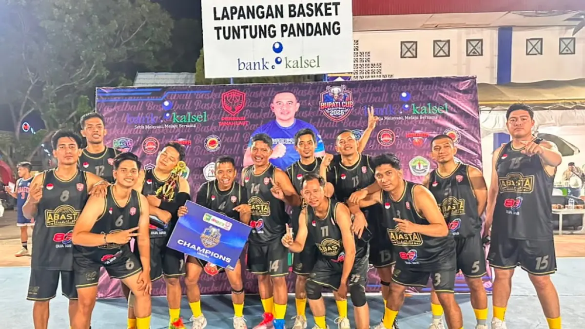 REGENERASI : Tim basket Abasta senior saat merayakan sebagai juara pertama Turnamen Bupati Cup Basketball 2026 yang digelar Perbasi Tala. (Foto : Medi untuk Radar Banjarmasin)