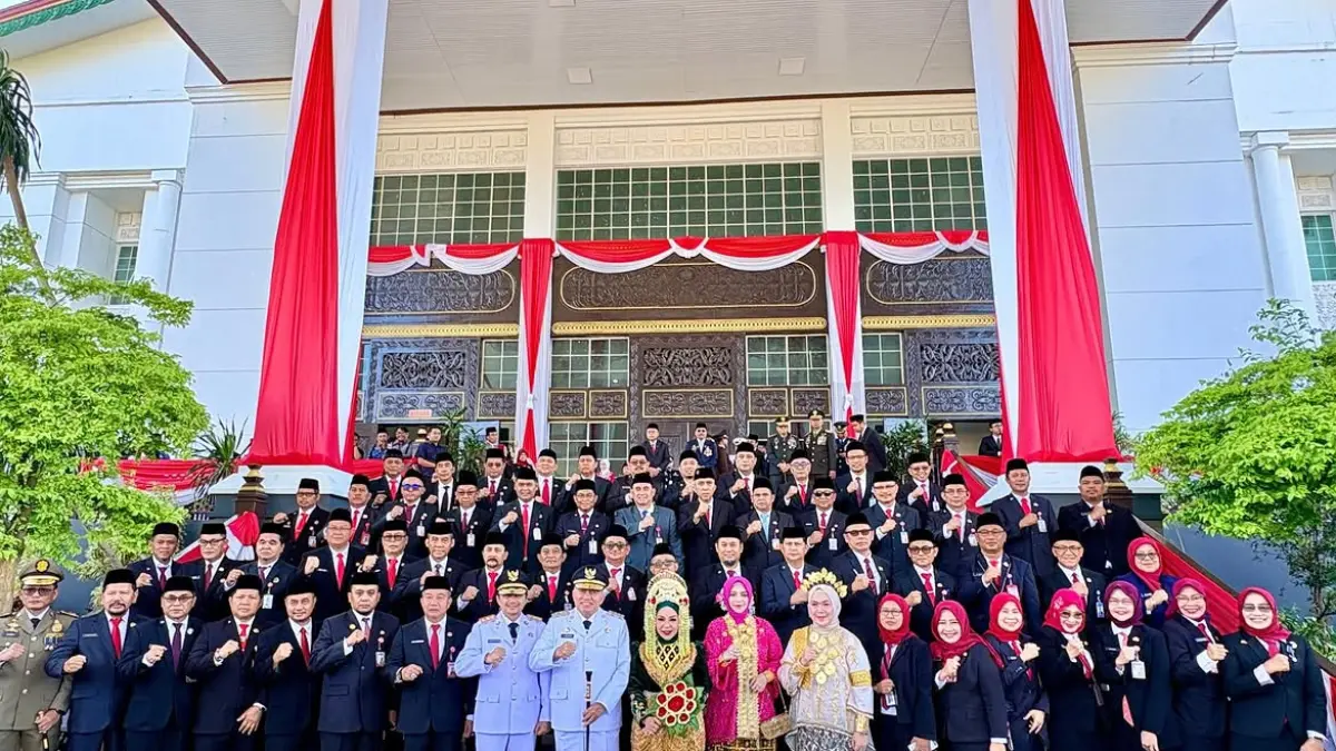 SEMANGAT KEMERDEKAAN: Kadishut Kalsel, Fathimatuzzahra beserta para Kepala Dinas Pemprov Kalsel, berfoto bersama Gubernur dan Wakil Gubernur Kalsel di momen HUT Kemerdekaan RI ke-81, Senin (17/8/2026).