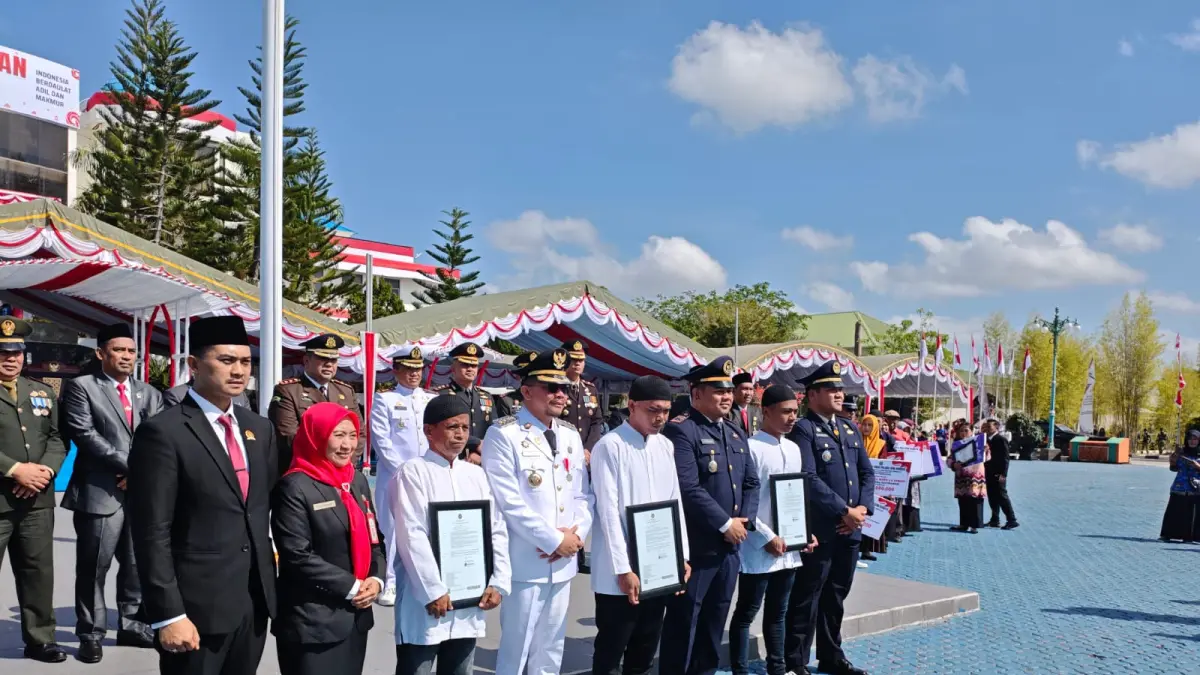 SIMBOLIS: Bupati Tanah Bumbu Andi Rudi Latif menyerahkan SK remisi secara simbolis kepada warga binaan Lapas Batulicin.