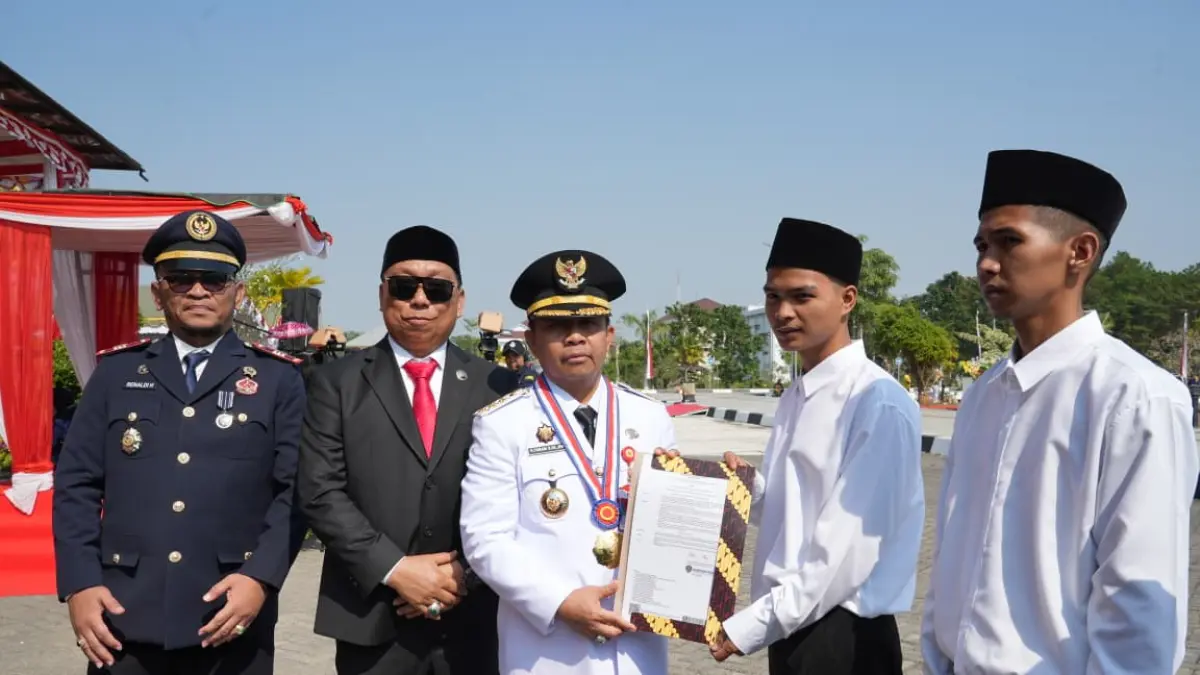 TERIMA REMISI: Di momen kemerdekaan RI, tiga warga binaan di Rutan Rantau langsung menghirup udara bebas.