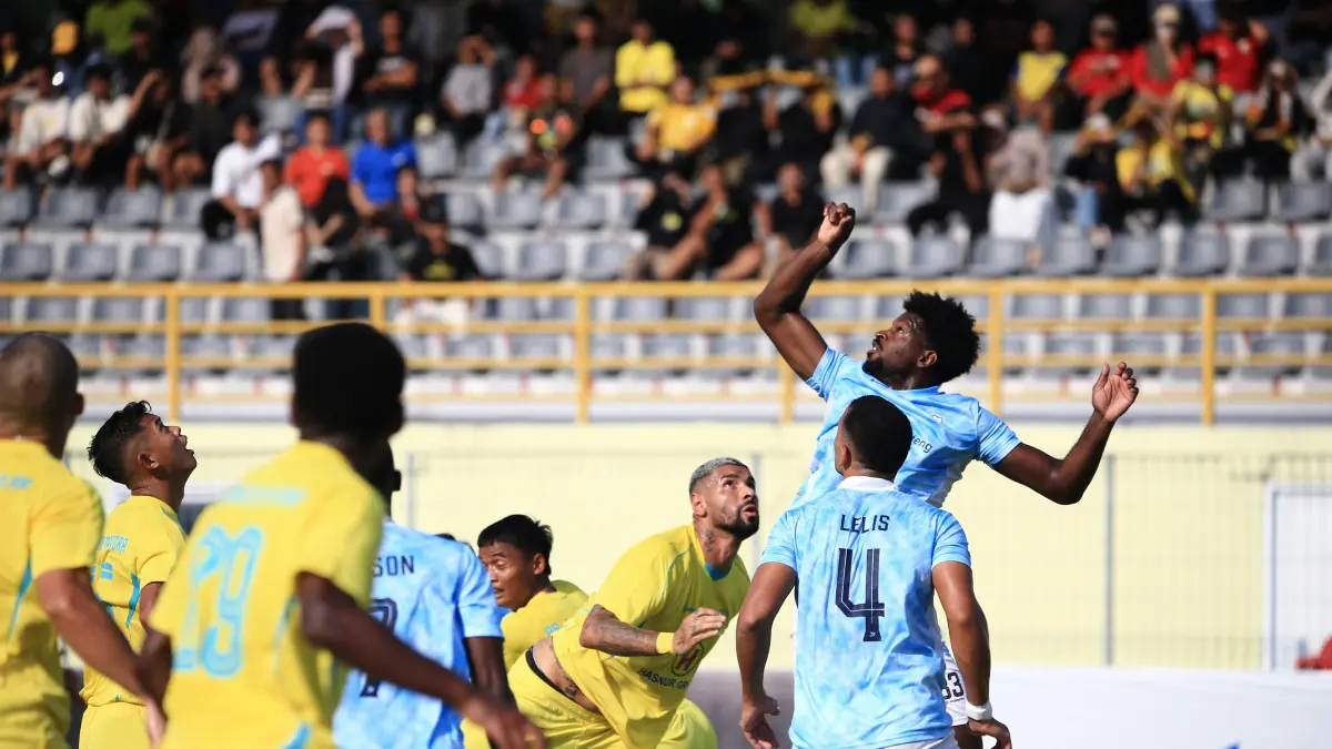 UJI COBA: Pemain Barito Putera berjuang dalam laga uji coba melawan Isen Mulang Kalteng FC di Stadion 17 Mei Banjarmasin, Minggu (16/8/2026). (M Idris Jian Sidik)