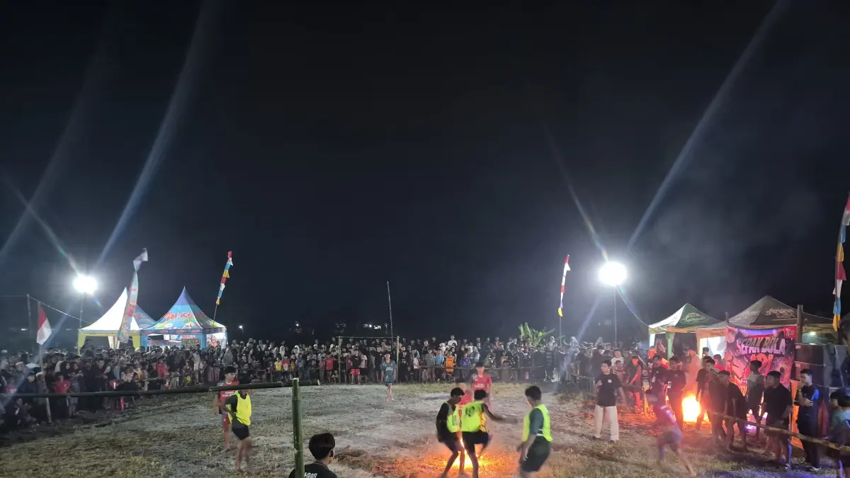 Warga Desa Maringgit HST merayakan kemerdekaan dengan pertandingan bola api. (Foto: Jamaluddin/Radar Banjarmasin).