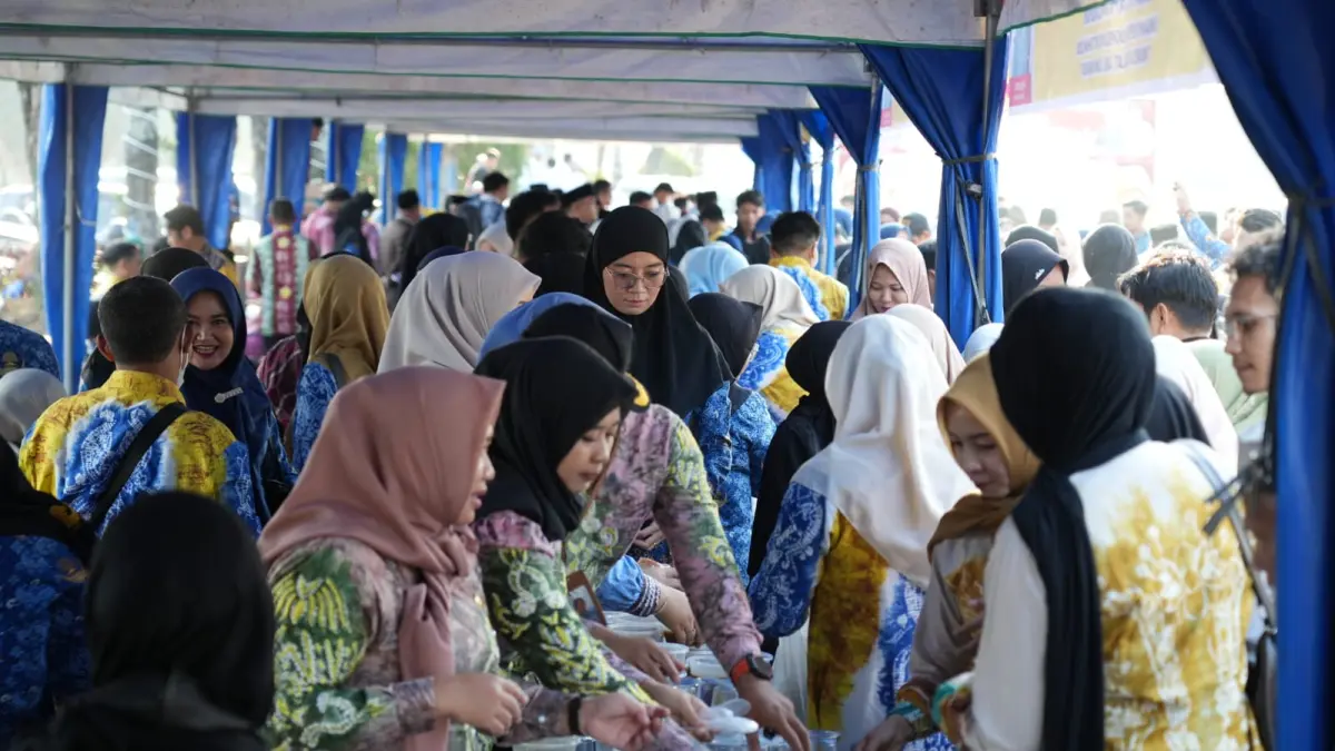 Warga menyerbu berbagai kuliner yang disediakan di kawasan Rantau Baru. (Foto Rasidi Fadli/Radar Banjarmasin)&nbsp;