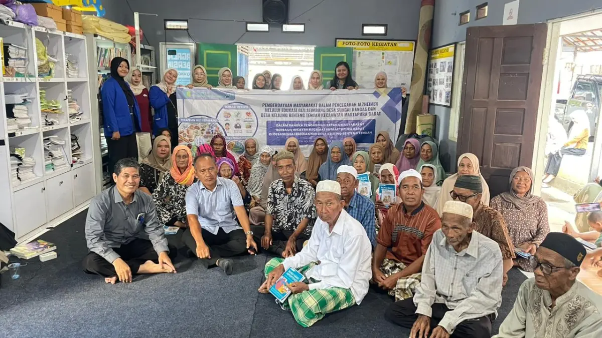 ANTUSIAS: Warga mengikuti demonstrasi pengolahan pangan lokal bergizi berbahan ikan haruan dan daun kelor sebagai bagian dari edukasi gizi lansia.