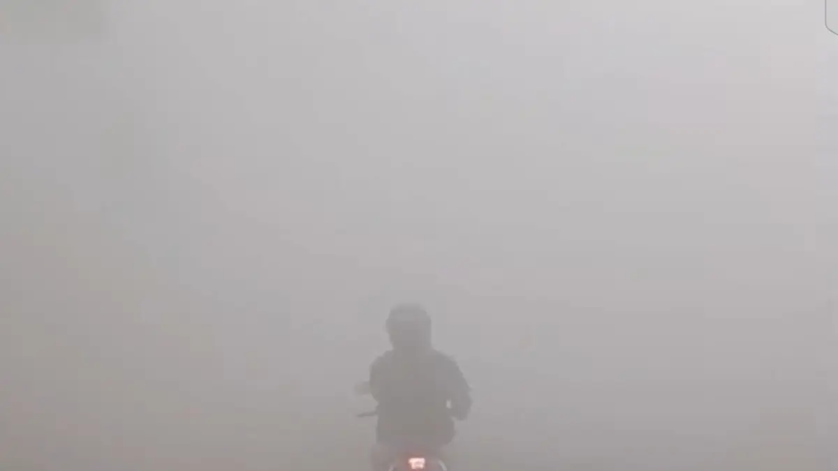 ASAP: Kabut asap yang cukup tebal menyelimuti kawasan Landasan Ulin Banjarbaru. 