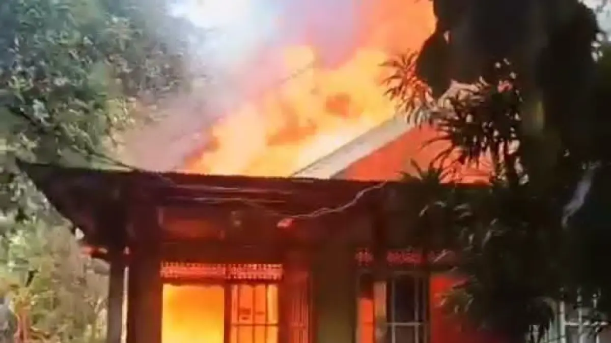 BERKOBAR: Api membakar rumah warga di Desa Batang Kulur Kiri, Kecamatan Sungai Raya, Kabupaten HSS,&nbsp;Selasa (18/8/2026).(Foto: Screenshot Video Kiriman Warga)
