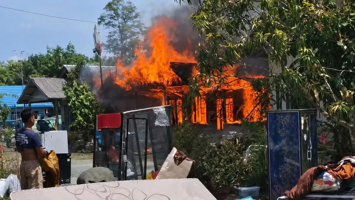 BERKOBAR: Rumah Kepala Desa Selaselilau terbakar, Selasa (18/8/2026). Api menghanguskan bangunan dan merusak sejumlah barang milik korban.(Foto: PKJR Tanah Bumbu)