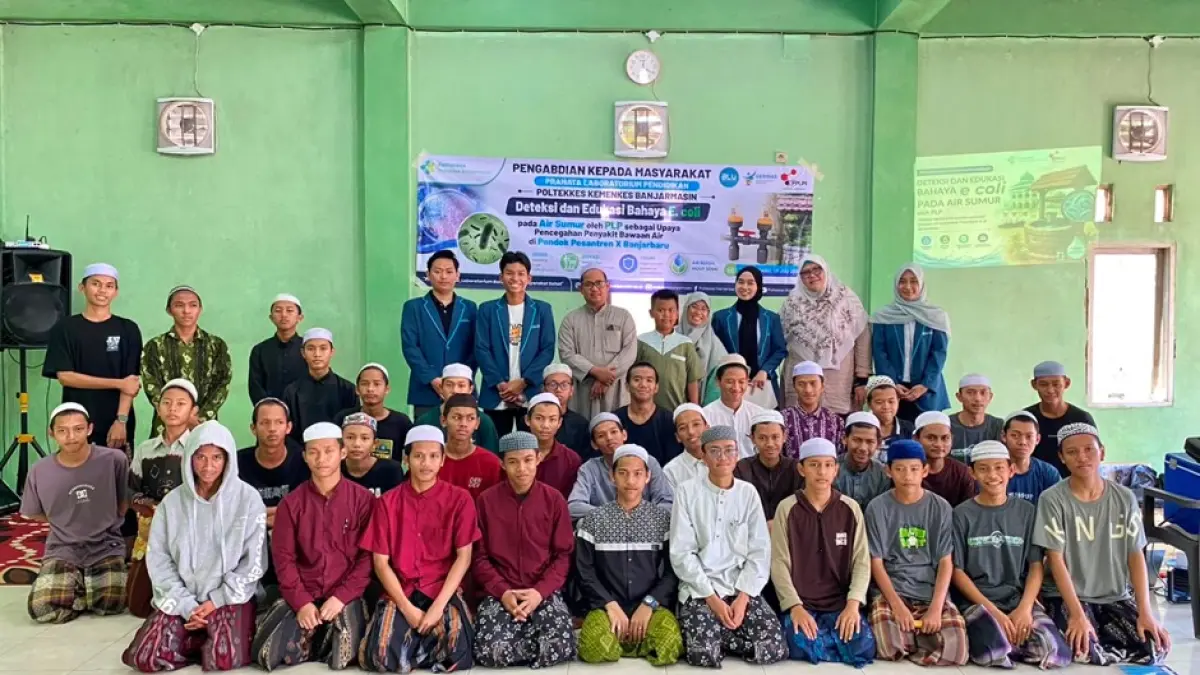 BERSAMA: Tim PkM Jurusan Kesehatan Lingkungan Poltekkes Kemenkes Banjarmasin bersama santri Pondok Pesantren Raudatul Nasyi’in usai kegiatan edukasi kualitas air.