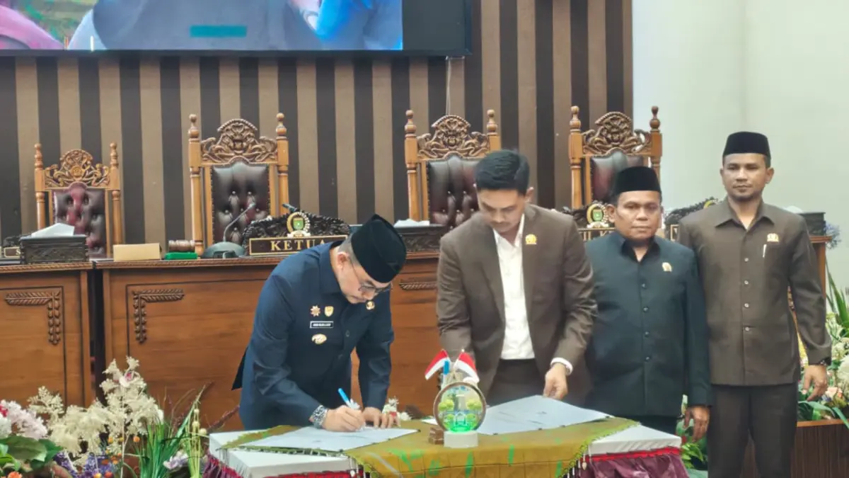 Bupati Tanah Bumbu Andi Rudi Latif bersama pimpinan DPRD menandatangani Nota Kesepakatan KUA-PPAS 2027. (Foto: Zulqarnain/Radar Banjarmasin)