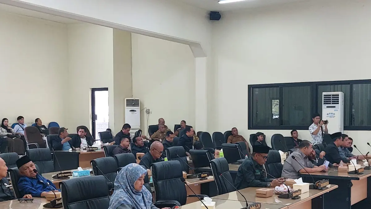 CATATAN: Fraksi DPRD HST memberikan masukan dan saran untuk rancangan APBD Perubahan 2026. (Foto: Jamaluddin/Radar Banjarmasin).