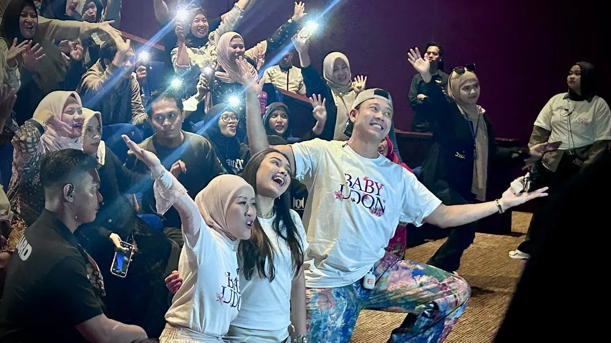 Denny Sumargo, Caitlin Harderman dan Fanny Kondoh menyapa penonton bioskop XXI Duta Mall Banjarmasin, Selasa (18/7/2026). (Foto: Tia Lalita Novitri/Radar Banjarmasin)