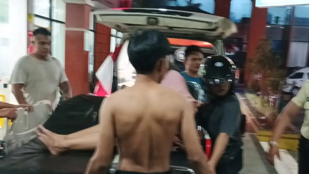 DIEVAKUASI: Relawan mengevakuasi Hj Herliani yang mengalami luka bakar dalam kebakaran di Jalan Banjar Permai III, Banjarmasin Selatan. (Foto: Relawan untuk Radar Banjarmasin)