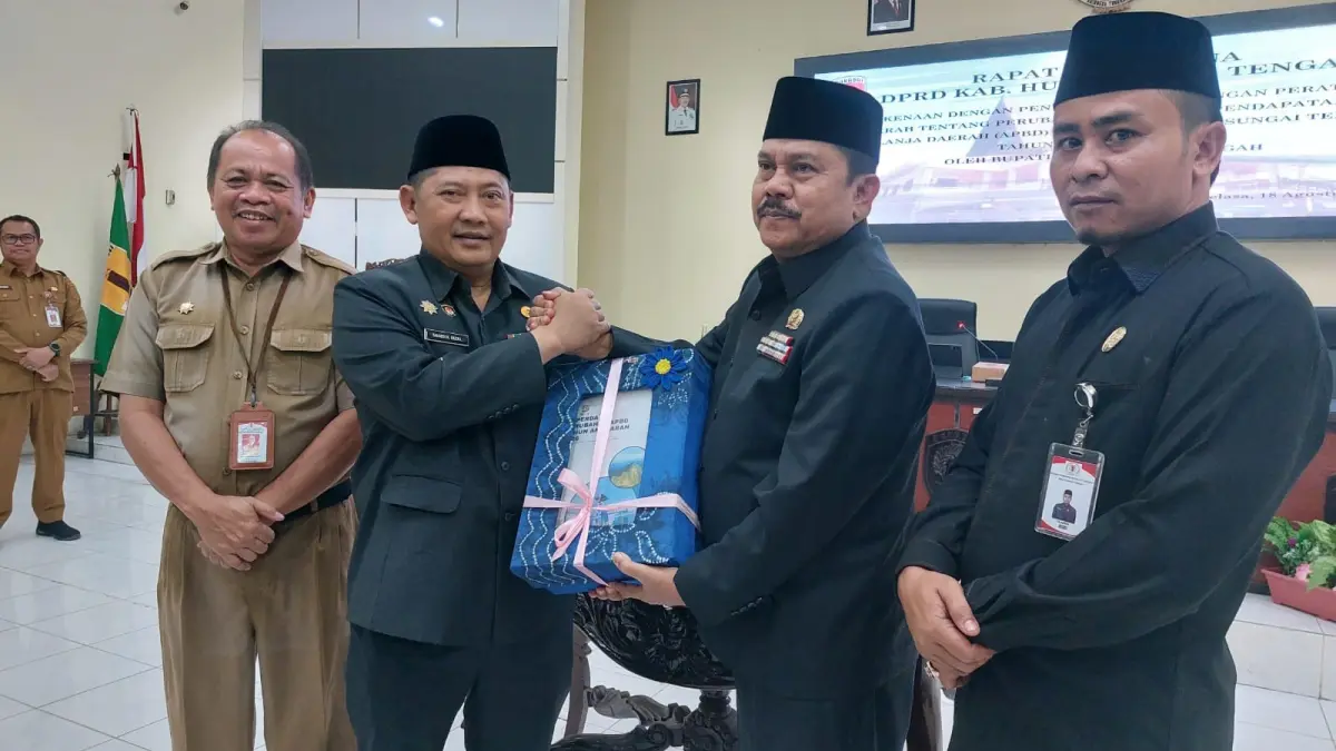 DISERAHKAN: Bupati HST Samsul Rizal menyampaikan Raperda APBD Perubahan 2026.