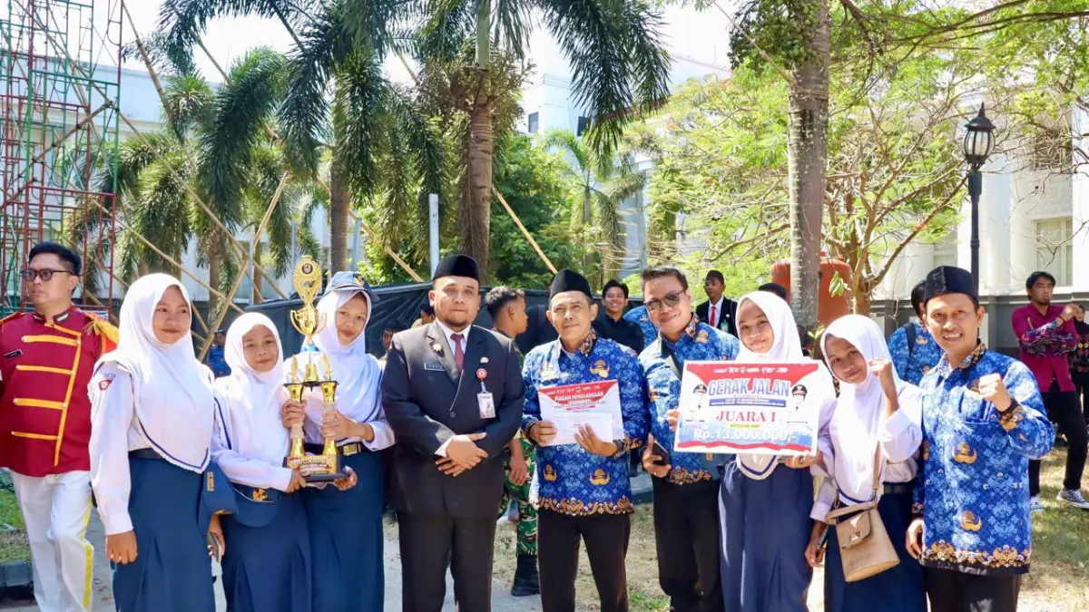 HADIAH: Para pemenang Lomba Gerak Jalan Tingkat Provinsi Kalimantan Selatan Tahun 2026 saat menerima hadiah di halaman Kantor Setda Kalsel, Banjarbaru, Senin (17/8/2026). (dok Dispora Kalsel)&nbsp;