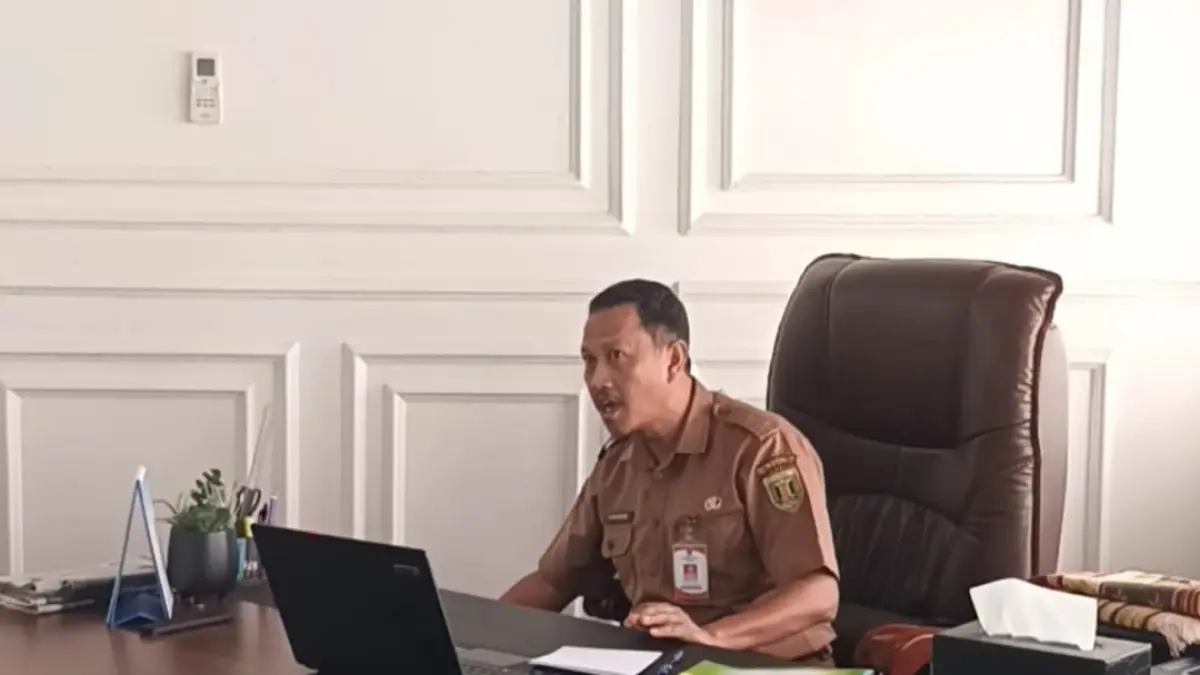 Kepala BKPSDM Tabalong, Fauzan menjelaskan pendaftaran  penerimaan CPNS jalur Polbit. (Foto  : Ibnu Dwi Wahyudi/Radar Banjarmasin)