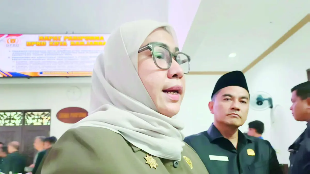 KETERANGAN: Wali Kota Banjarbaru, Hj Erna Lisa Halaby saat memberikan keterangan terkait penataan kabel semrawut.&nbsp;
(Sheilla/Radar Banjarmasin)&nbsp;