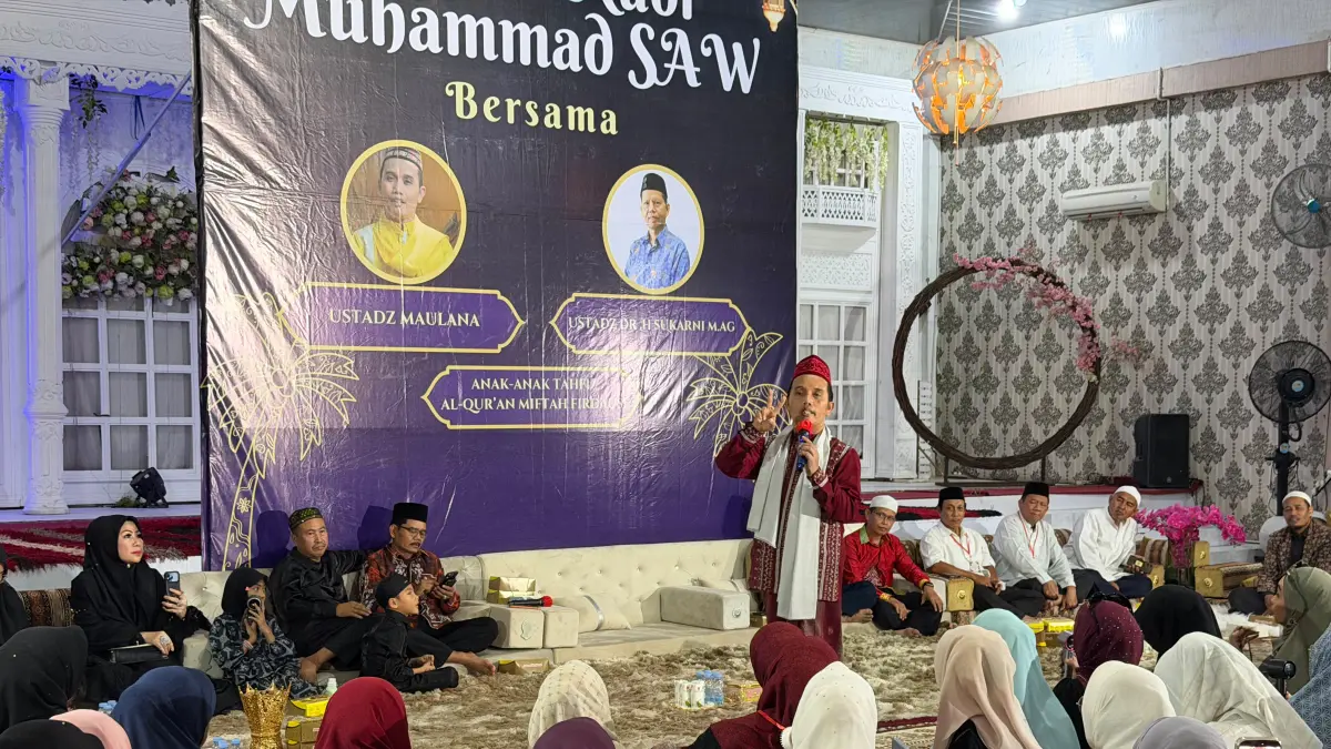 MAULID: Ustadz Maulana saat memberikan tausiah di Maulid Nabi Tahfidz Al Qur