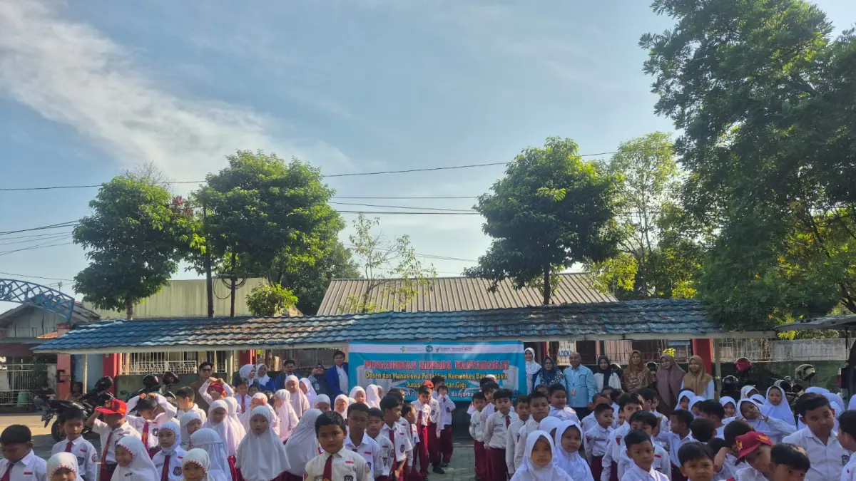 MOMEN: Tim PkM bersama siswa SDN 1 Sungai Besar Banjarbaru saat kegiatan edukasi dan praktik  teknik menyikat gigi yang benar menggunakan media edukasi.