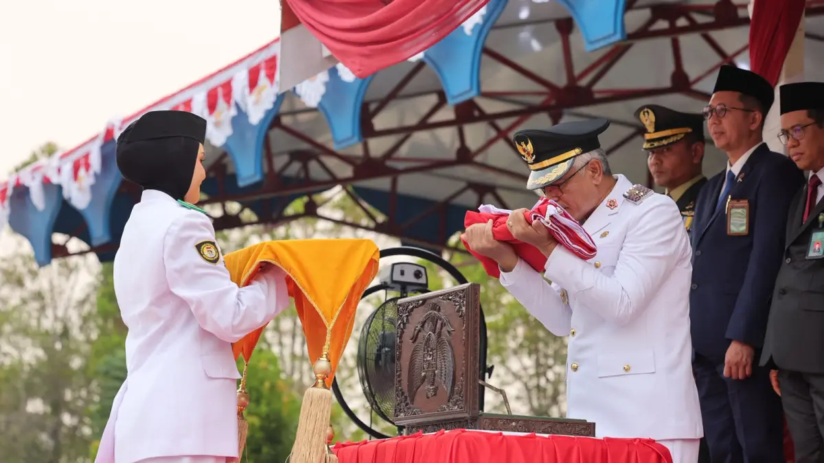 MOMEN: Wakil Bupati HSU, Hero Setiawan bertindak sebagai inspektur upacara penurunan Bendera Merah Putih pada peringatan HUT ke-81 Kemerdekaan RI, Senin (17/8/2026).(Foto: Pemkab HSU)