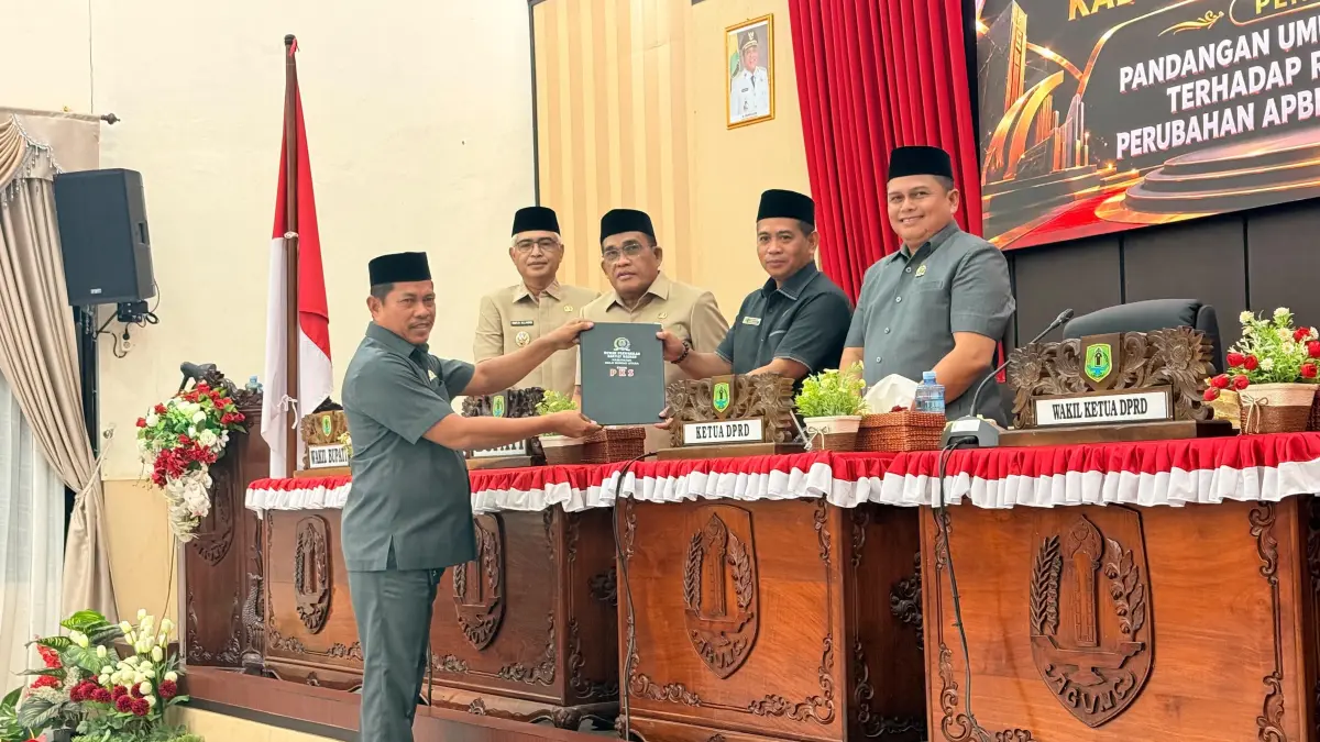 PARIPURNA: Bupati HSU H Sahrujani bersama Wakil Bupati HSU Hero Setiawan mengikuti Rapat Paripurna DPRD HSU terkait pandangan umum fraksi terhadap Raperda Perubahan APBD 2026 di Aula Paripurna DPRD HSU, Selasa (18/8/2026).&nbsp;
