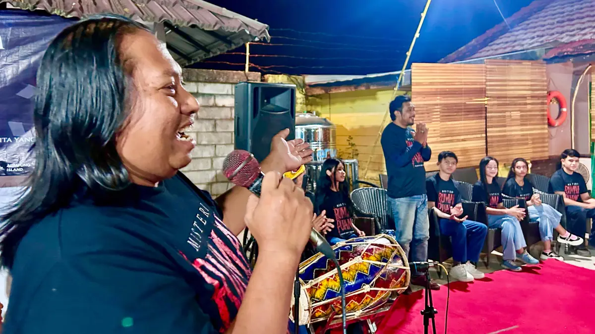 PEMERAN: Sutradara Misteri Rumah Puang, Iqbal Albanjari memperkenalkan sederet pemeran. (Foto: Tia Lalita Novitri/Radar Banjarmasin)