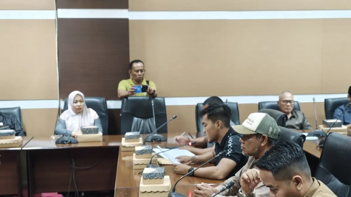 SAMPAIKAN ASPIRASI: Warga Desa Sebamban Baru menyampaikan aspirasi terkait kesempatan kerja di kawasan pelabuhan PT BIB dalam RDP bersama DPRD Tanah Bumbu. (Foto: Zulqarnain/Radar Banjarmasin)