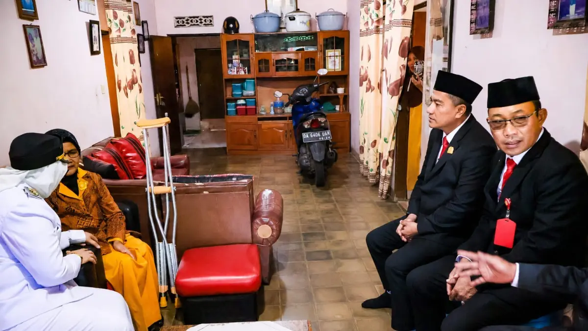 SILATURAHMI: Ketua DPRD Kota Banjarbaru H Muhammad Syahrial bersama Wali Kota Hj. Erna Lisa Halaby dan Sekda Sirajoni saat silaturahmi ke kediaman janda veteran di Sungai Ulin, Senin (17/8/2026).