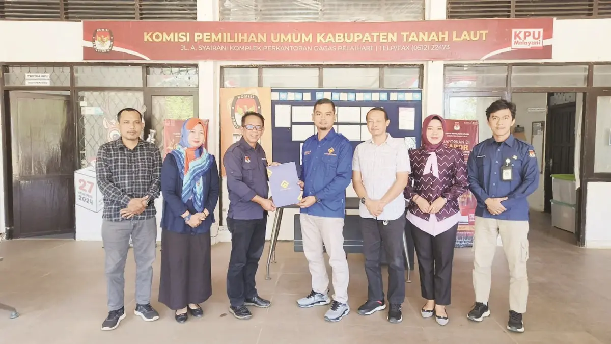 SIMBOLIS: Ketua DPD Partai Gema Bangsa Tala, Eko Cahyadi menyerahkan SK Kepengurusan kepada KPU Tala pada Selasa lalu

(Foto: KPU Tala untuk Radar Banjarmasin)