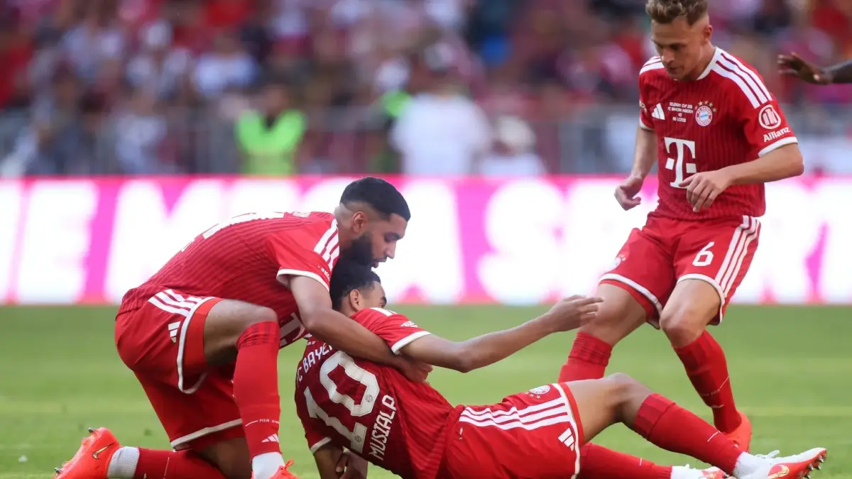 AMBRUK: Jamal Musiala sempat ambruk dan kehilangan kesadaran setelah mencetak gol saat Bayern Munchen menang 3-1 atas RB Leipzig, Sabtu (15/8).&nbsp;
(AFP)&nbsp;