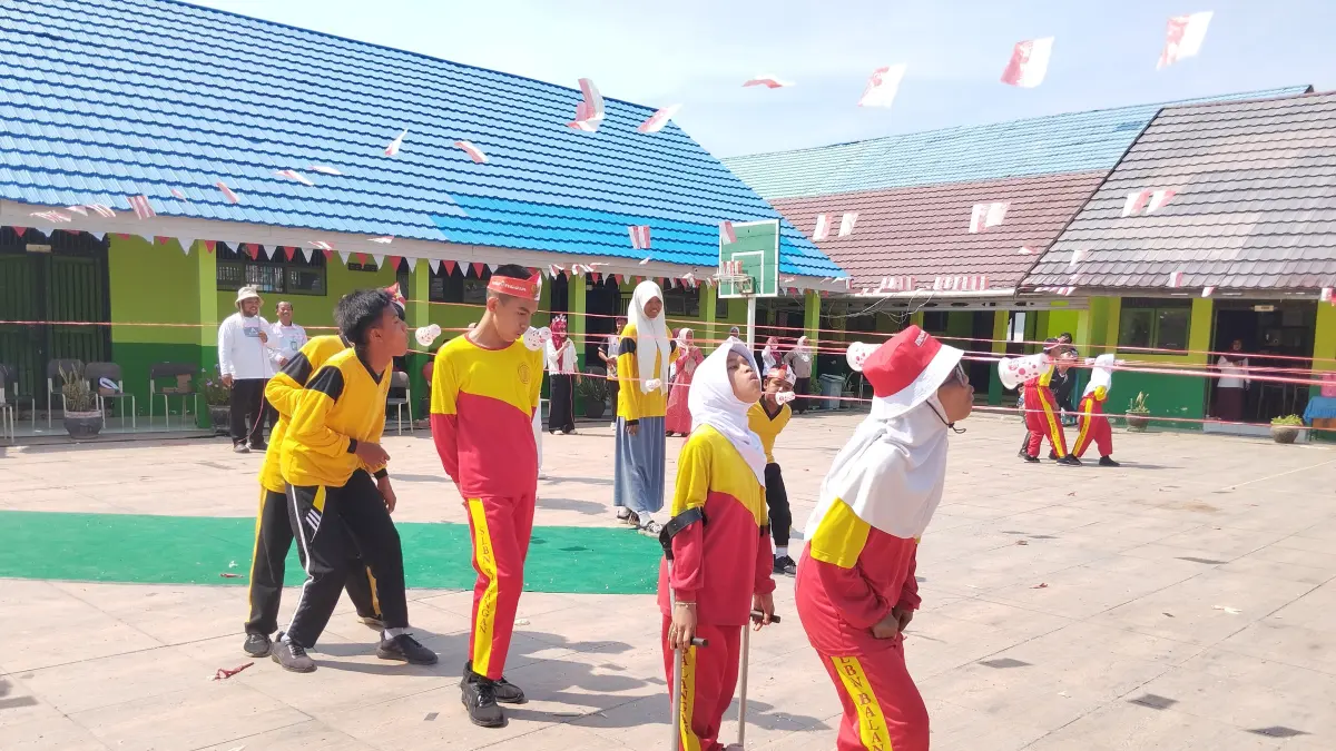 ANTUSIAS: Peserta didik berkebutuhan khusus saat mengikuti keseruan perlombaan peringatan kemerdekaan di halaman SLB Negeri Balangan yang digelar untuk melatih kemandirian dan interaksi sosial. (Foto: M Dirga/Radar Banjarmasin)