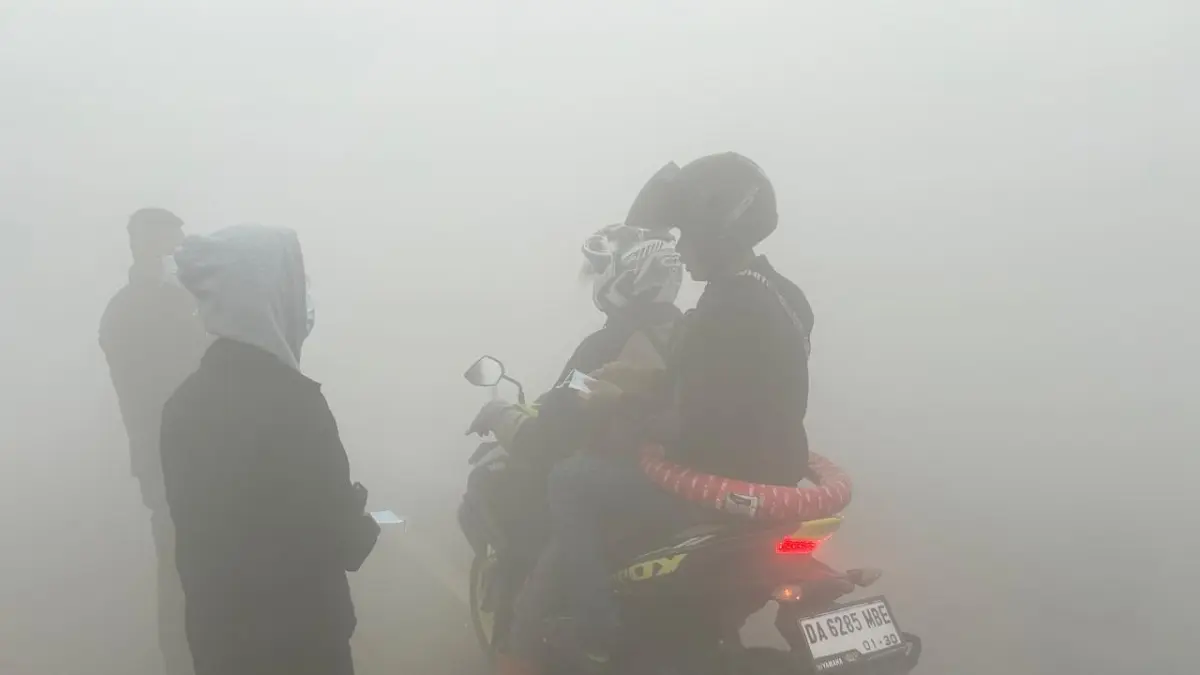 BAGI MASKER: Jarak pandang di Landasan Ulin Selatan terbatas, pengendara berhati-hati dan memakai masker (sheilla/radar Banjarmasin) 