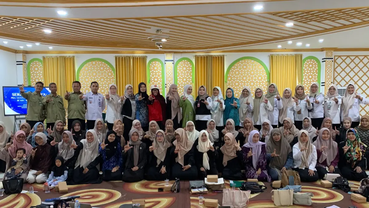 BERSAMA: Kepala Dinsos P3AP2KB Kabupaten Banjar Dr. Hj. Erny Wahdini, M.Pd., bersama peserta dan perwakilan lembaga PAUD se-Kecamatan Kertak Hanyar berfoto bersama usai Seremonial MoU Sekolah Ramah Anak.