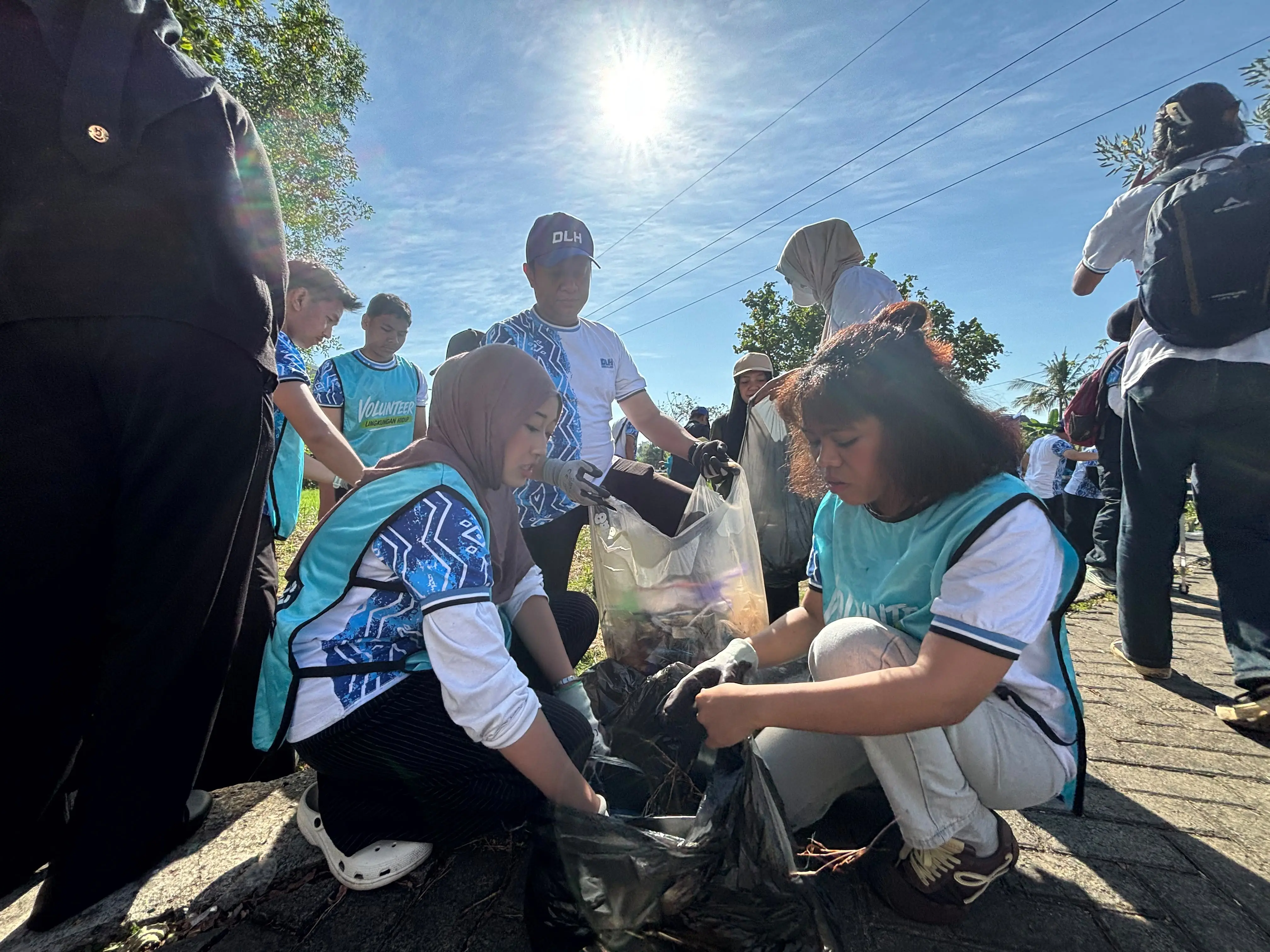 BERSIH-BERSIH: Kampanye World Cleanup Day di ULM Banjarmasin, Selasa (18/8) dilakukan dengan aksi bersih-bersih di lingkungan kampus. (Foto: Zulvan Rahmatan/Radar Banjarmasin)
