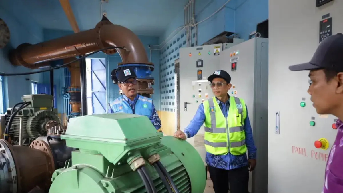 CEK KONDISI: Dirut dan Dirops PTAM Bandarmasih, Zulbadi dan Irwan Firmana meninjau Intake Sungai Bilu di Banjarmasin Timur. (Foto: PTAM Bandarmasih)