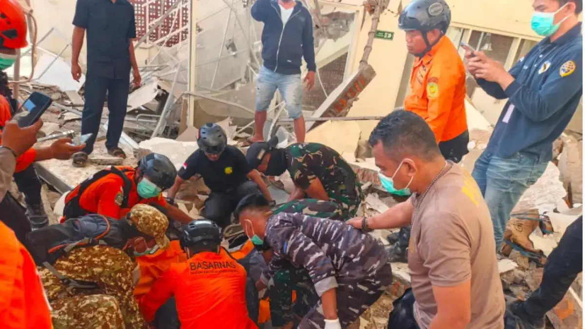 EVAKUASI: Para prajurit TNI bersama petugas dari instansi lain membantu korban terdampak gempa bumi magnitudo 7,7 di NTT, Rabu (15/8). (TNI)