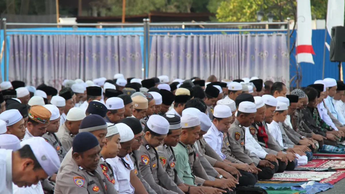 Jajaran Pemkab Balangan bersama unsur Forkopimda dan masyarakat saat melaksanakan salat istisqa memohon hujan di halaman Kantor Bupati Balangan, Rabu (19/8/2026). (Rahmani)