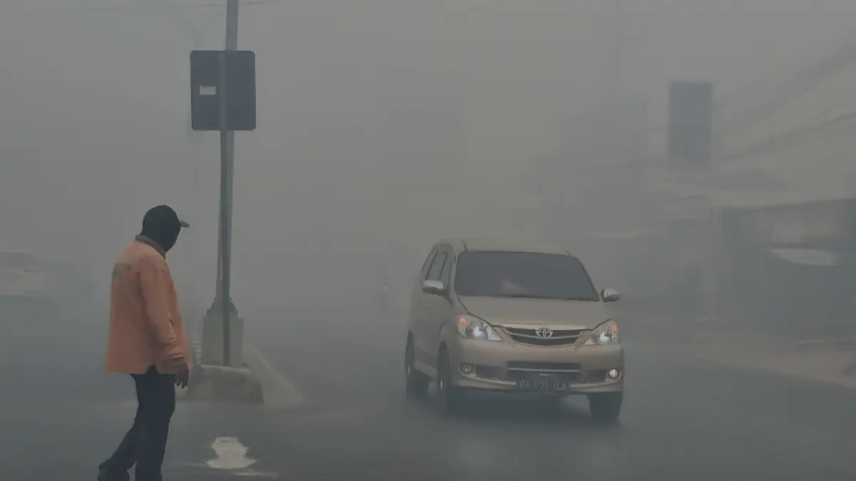 KABUT ASAP: Wilayah Banjarbaru diselimuti kabut asap tebal, membuat aktivitas penerbangan di Bandara Internasional Syamsudin Noor terganggu, Rabu (19/8) pagi. (Foto: Sheilla/Radar Banjarmasin)&nbsp;